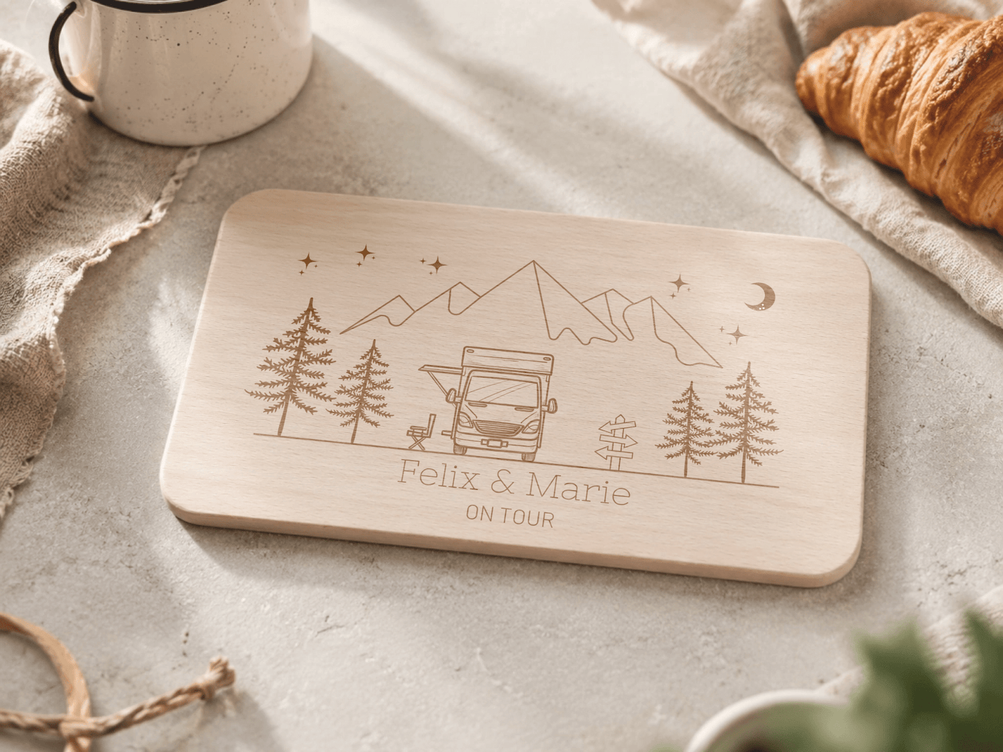 Personalisiertes Frühstücksbrett Wohnmobilcamper mit Namen und Gravur aus Buchenholz Little Mathilda Little Mathilda Frühstücksbrett