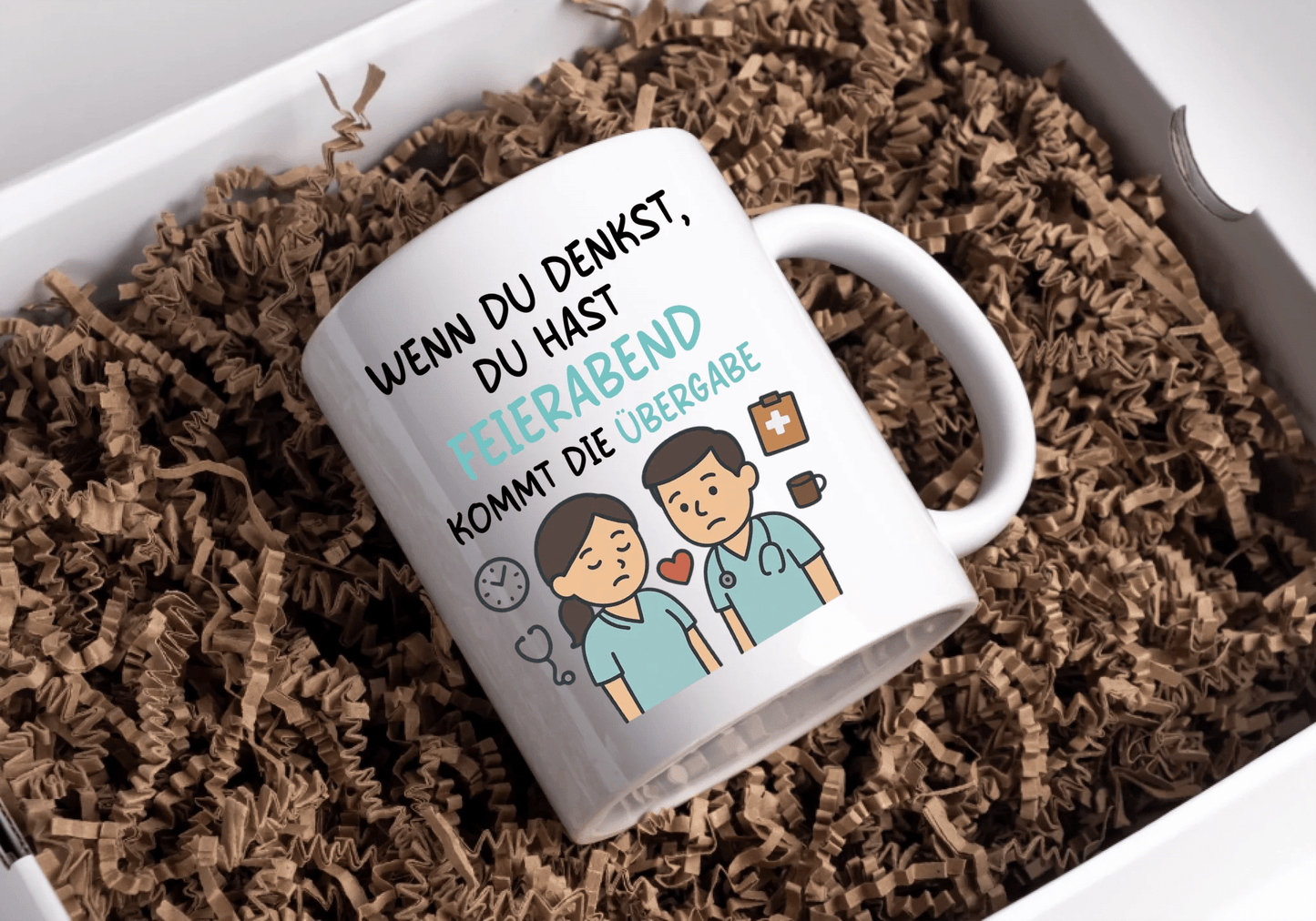 Personalisierte Krankenschwester Tasse mit Spruch "Wenn du denkst du hast Feierabend.." Little Mathilda Little Mathilda Keramik Tasse
