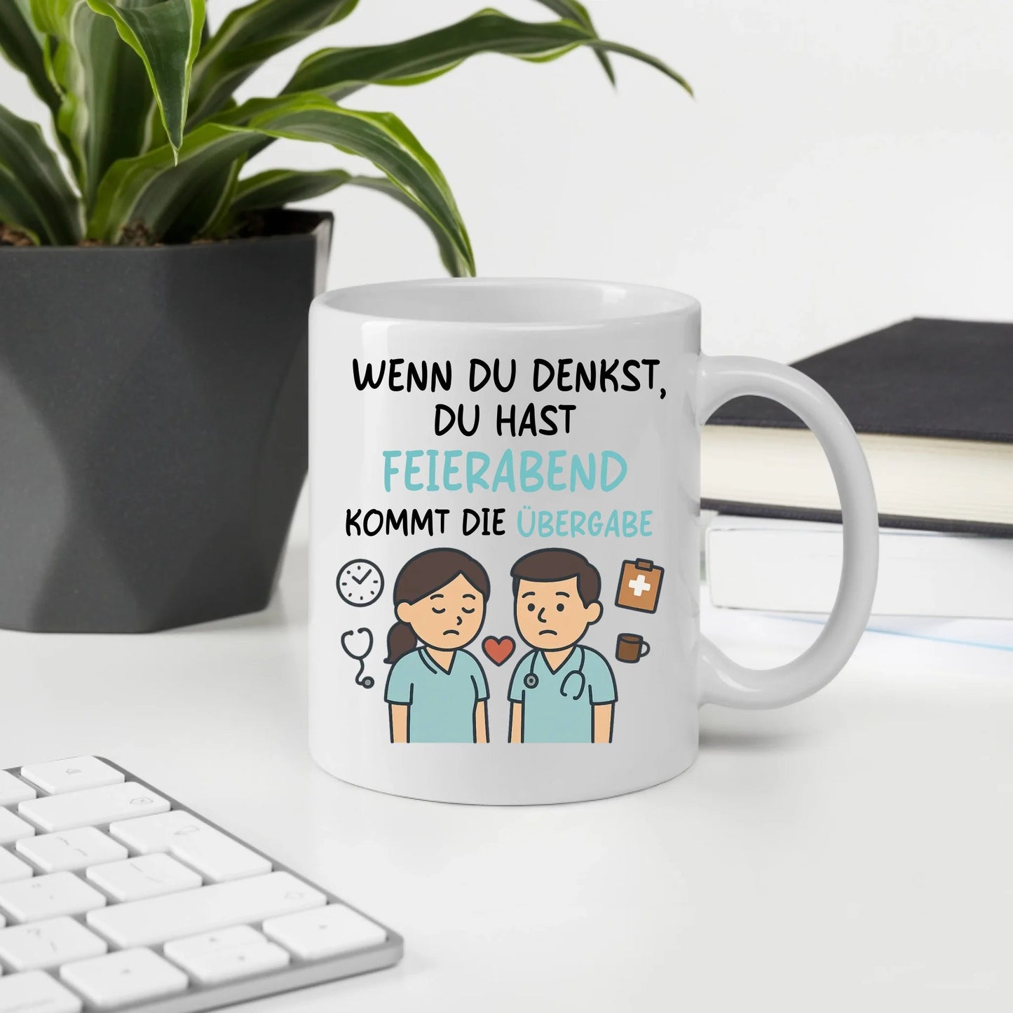 Personalisierte Krankenschwester Tasse mit Spruch "Wenn du denkst du hast Feierabend.." Little Mathilda Little Mathilda Keramik Tasse