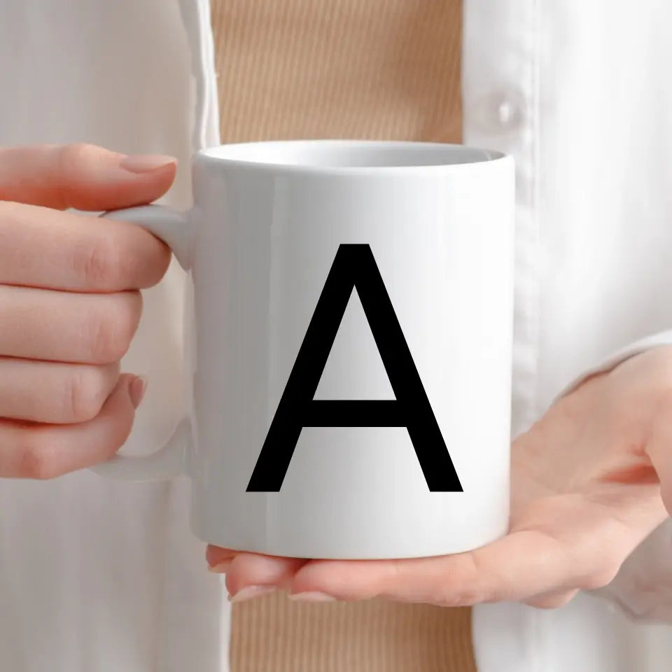 Minimalistische Buchstabentasse