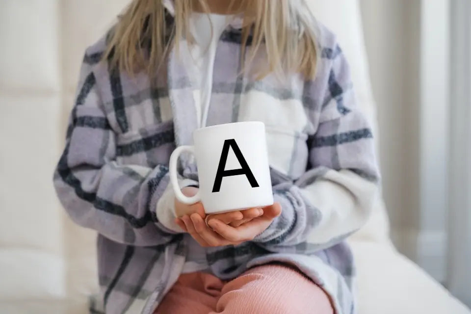 Minimalistische Buchstabentasse