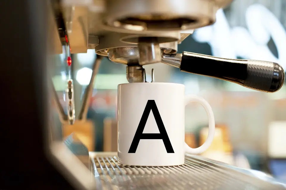 Minimalistische Buchstabentasse