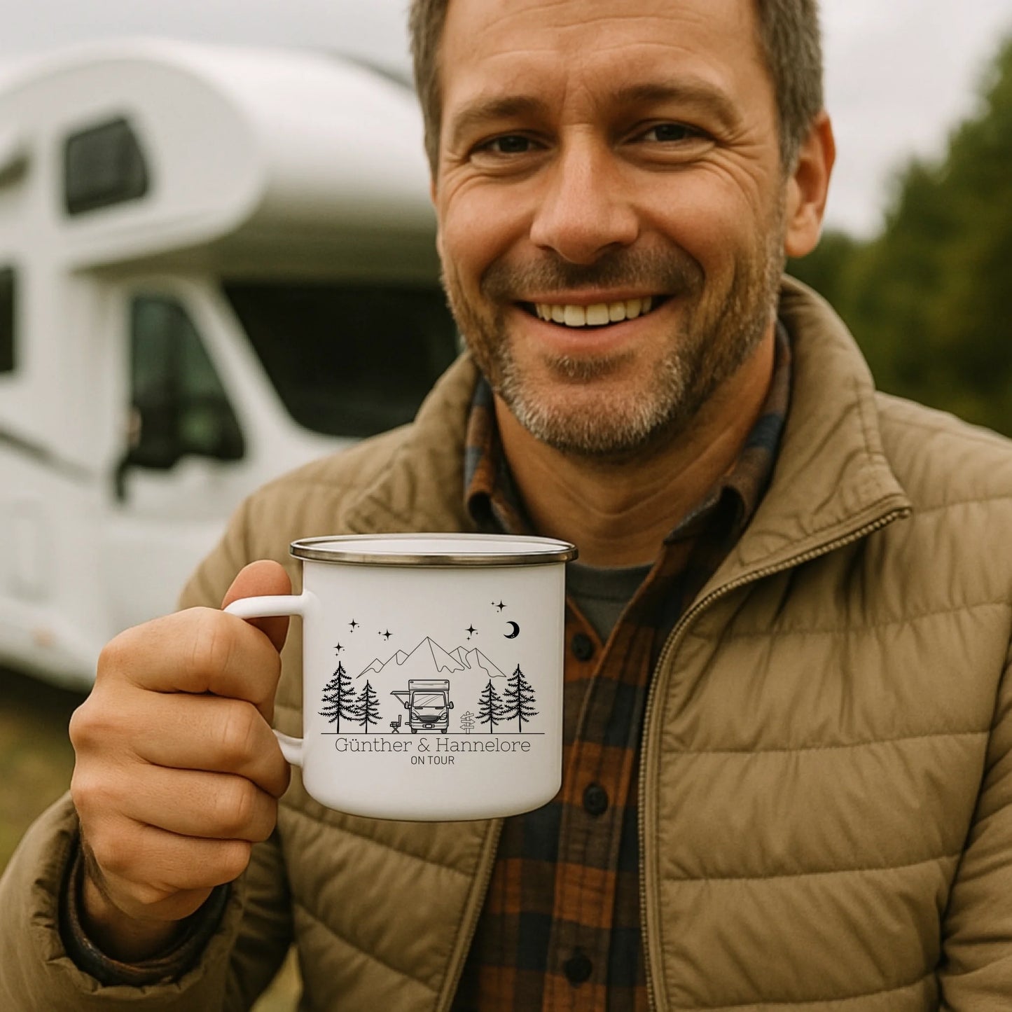 Personalisierte Emaille Camping Tasse als Geschenk für Camper – liebevoll gestaltetes Camping Geschenk mit Namen und Motiv von Little Mathilda, ideal für Wohnmobil, Vanlife und Outdoor-Abenteuer