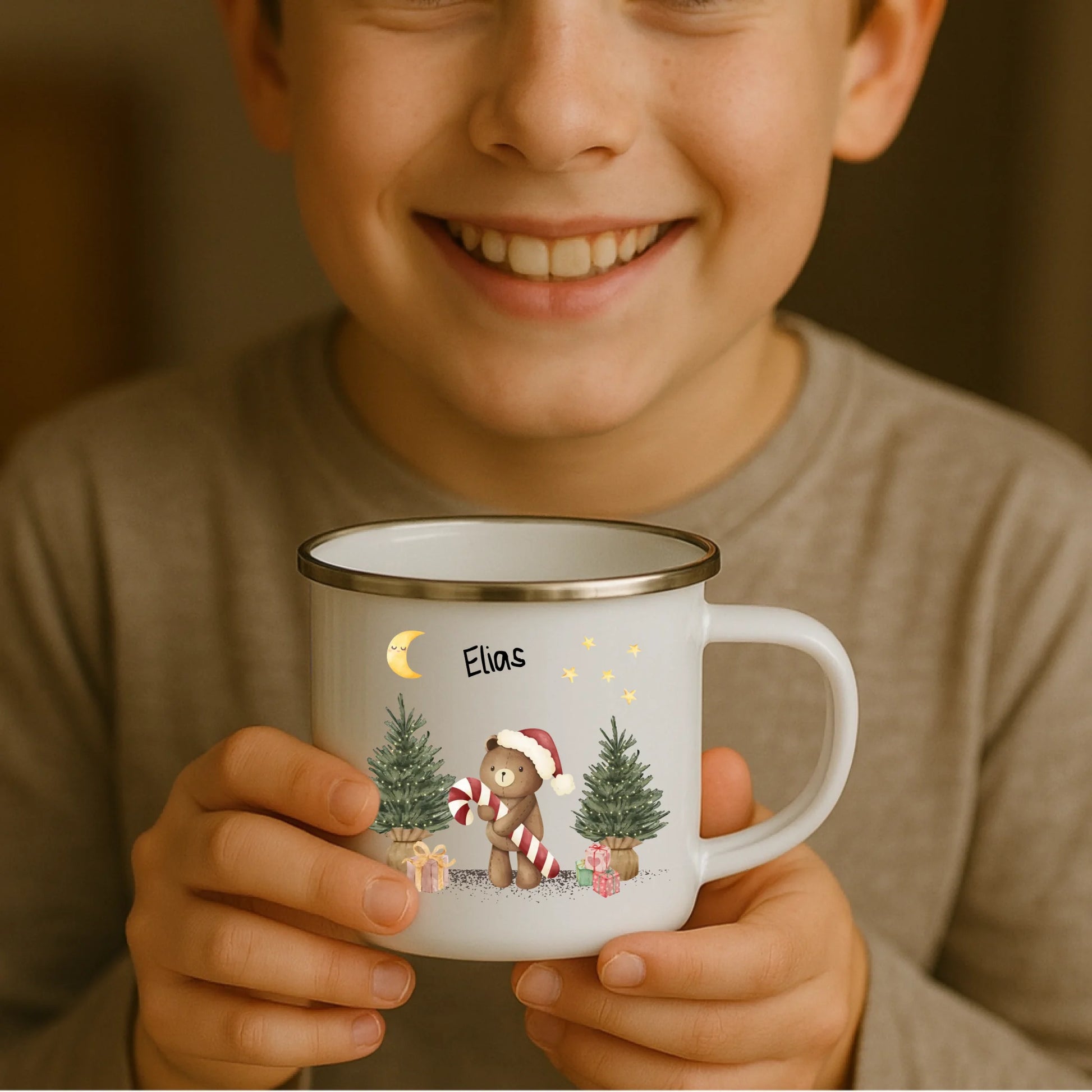 Kind hält weiße Emaille Kindertasse mit silbernem Rand – personalisierte Tasse mit Namen und süßem Motiv