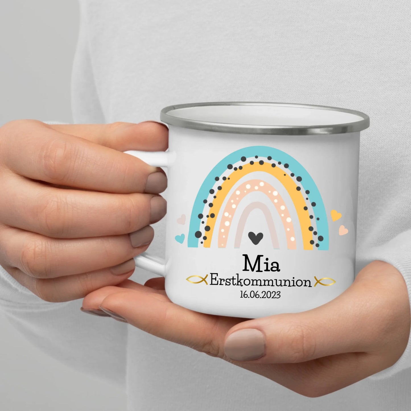 Personalisierte Emaille-Tasse zur Erstkommunion mit Regenbogen