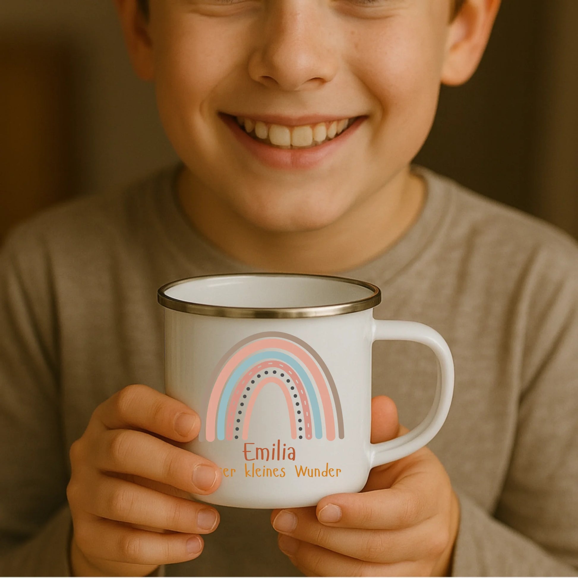 Kind hält weiße Emaille Kindertasse mit silbernem Rand – personalisierte Tasse mit Namen und süßem Motiv