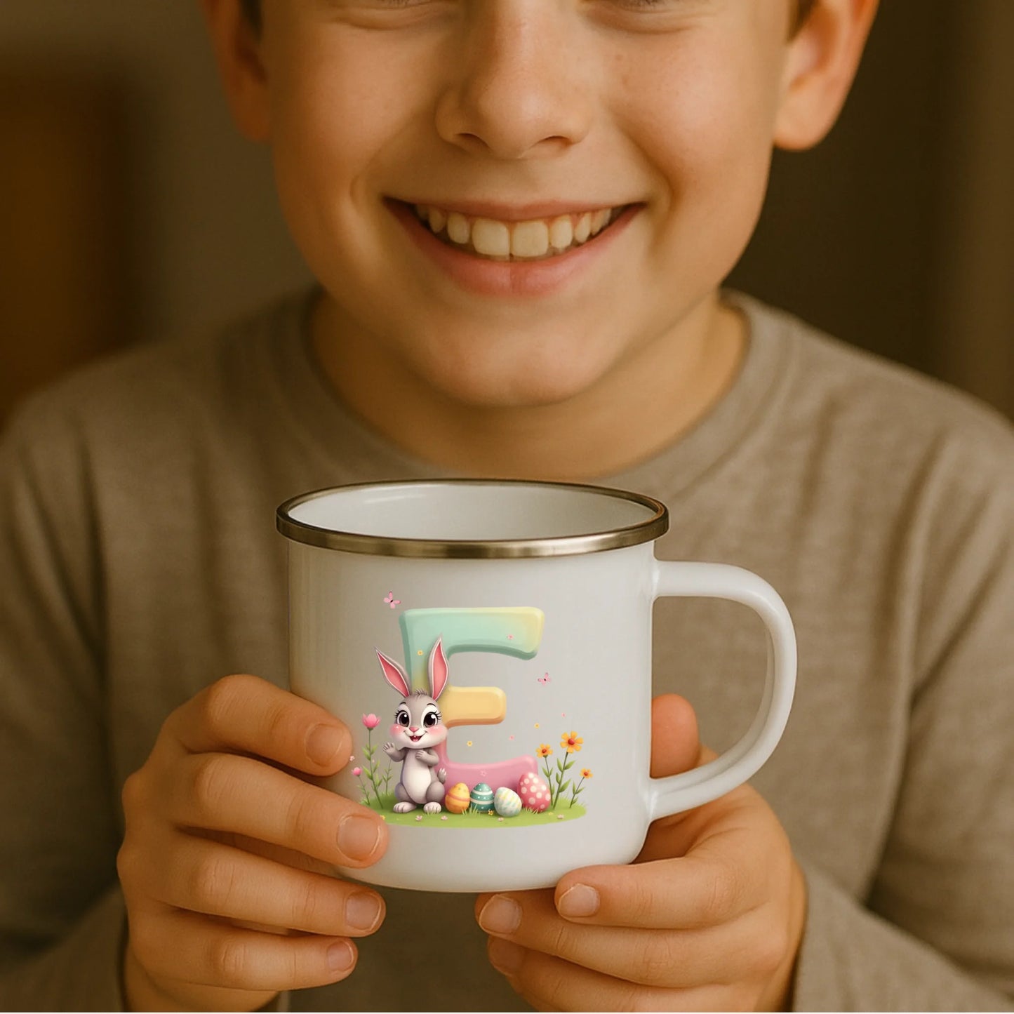 Kind hält weiße Emaille Kindertasse mit silbernem Rand – personalisierte Tasse mit Namen und süßem Motiv