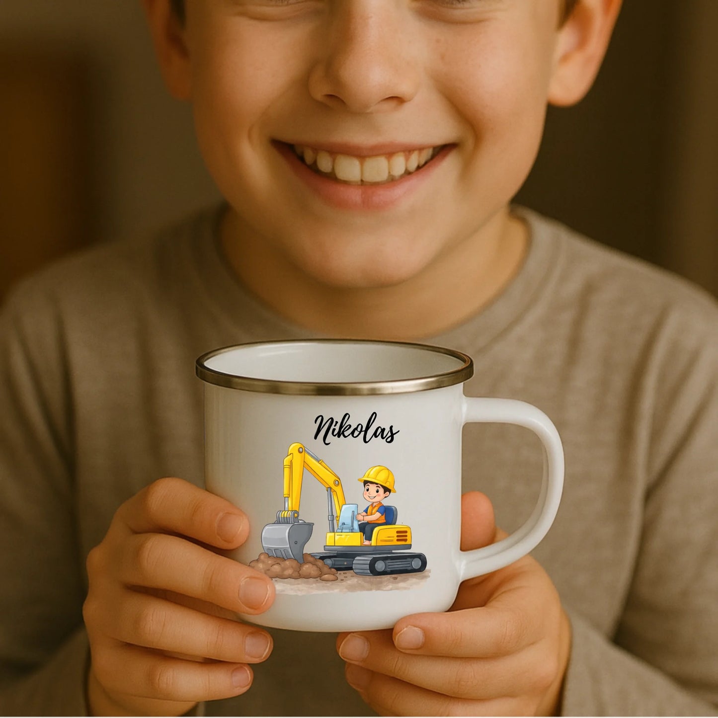 Kind hält weiße Emaille Kindertasse mit silbernem Rand – personalisierte Tasse mit Namen und süßem Motiv