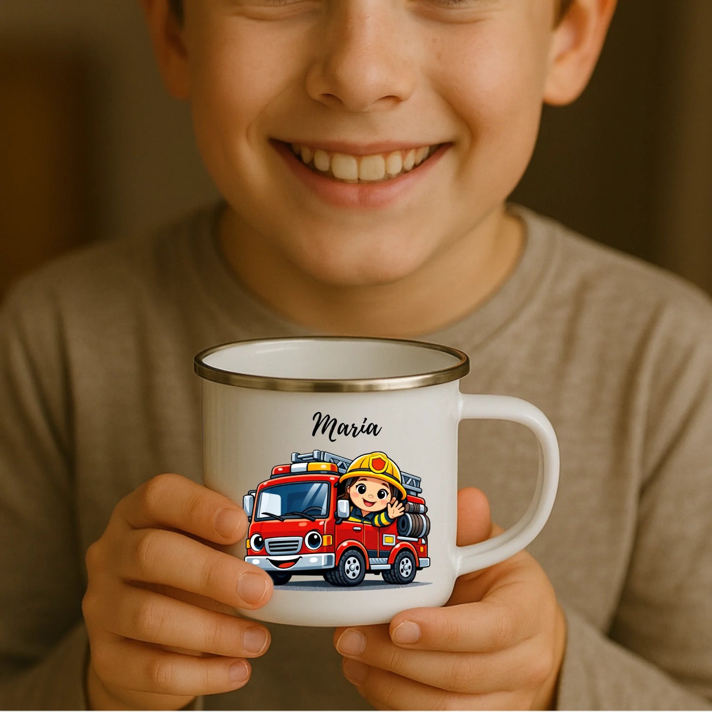 Kind hält weiße Emaille Kindertasse mit silbernem Rand – personalisierte Tasse mit Namen und süßem Motiv
