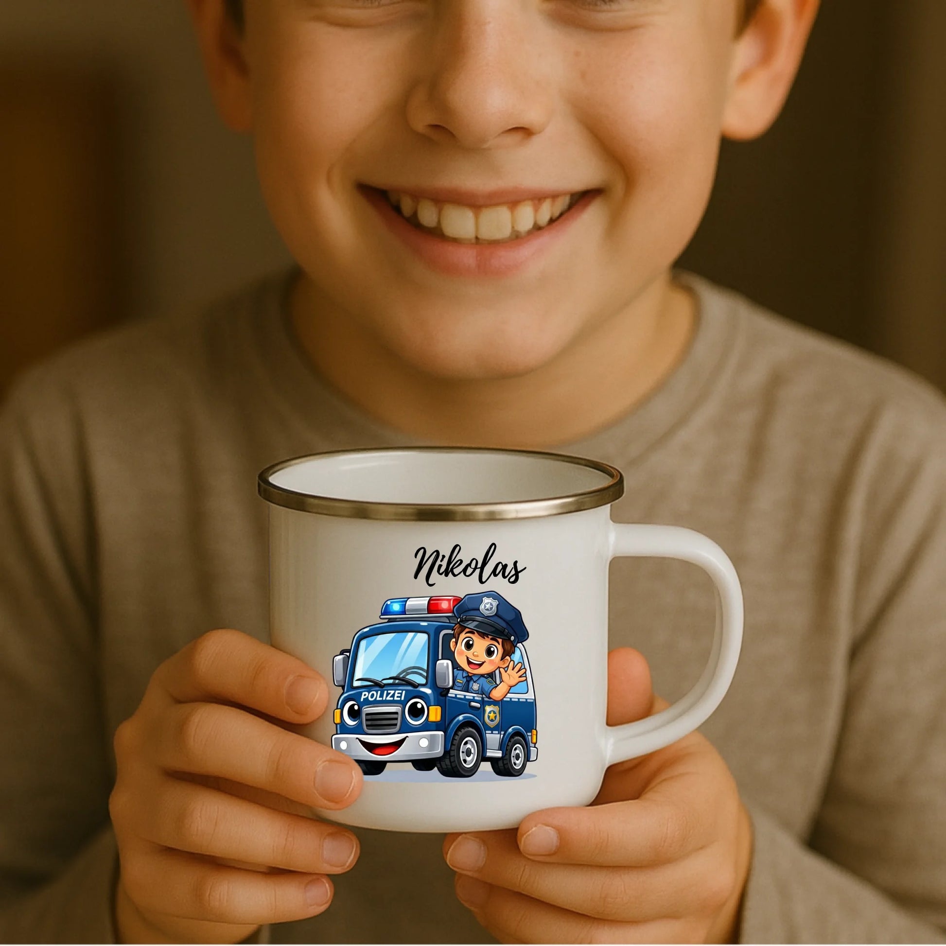 Kind hält weiße Emaille Kindertasse mit silbernem Rand – personalisierte Tasse mit Namen und süßem Motiv