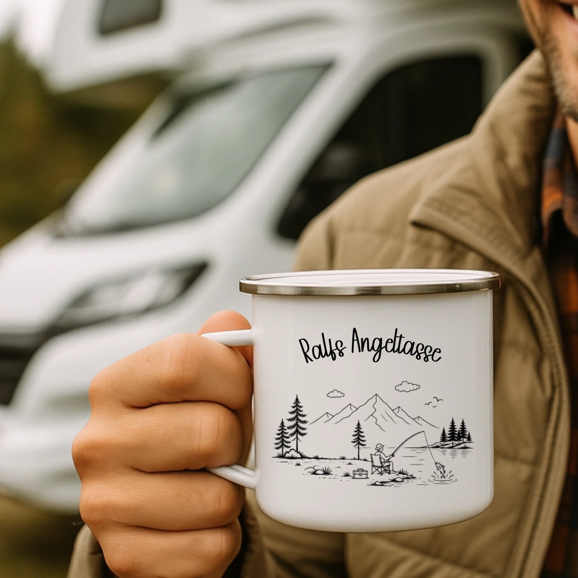 Detailansicht personalisierte Camping Tasse aus Emaille mit silbernem Edelstahlrand