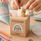 Personalisierte Holzspardose zur Einschulung mit Name, Datum & Regenbogen