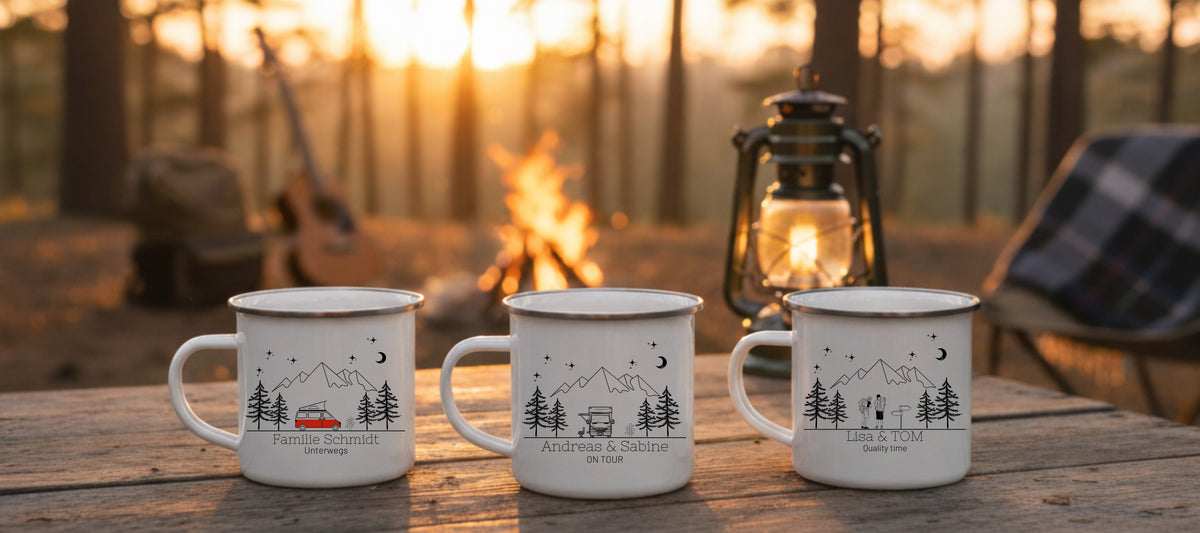 Drei personalisierte Emaille Camping-Tassen auf einem Holztisch im Wald