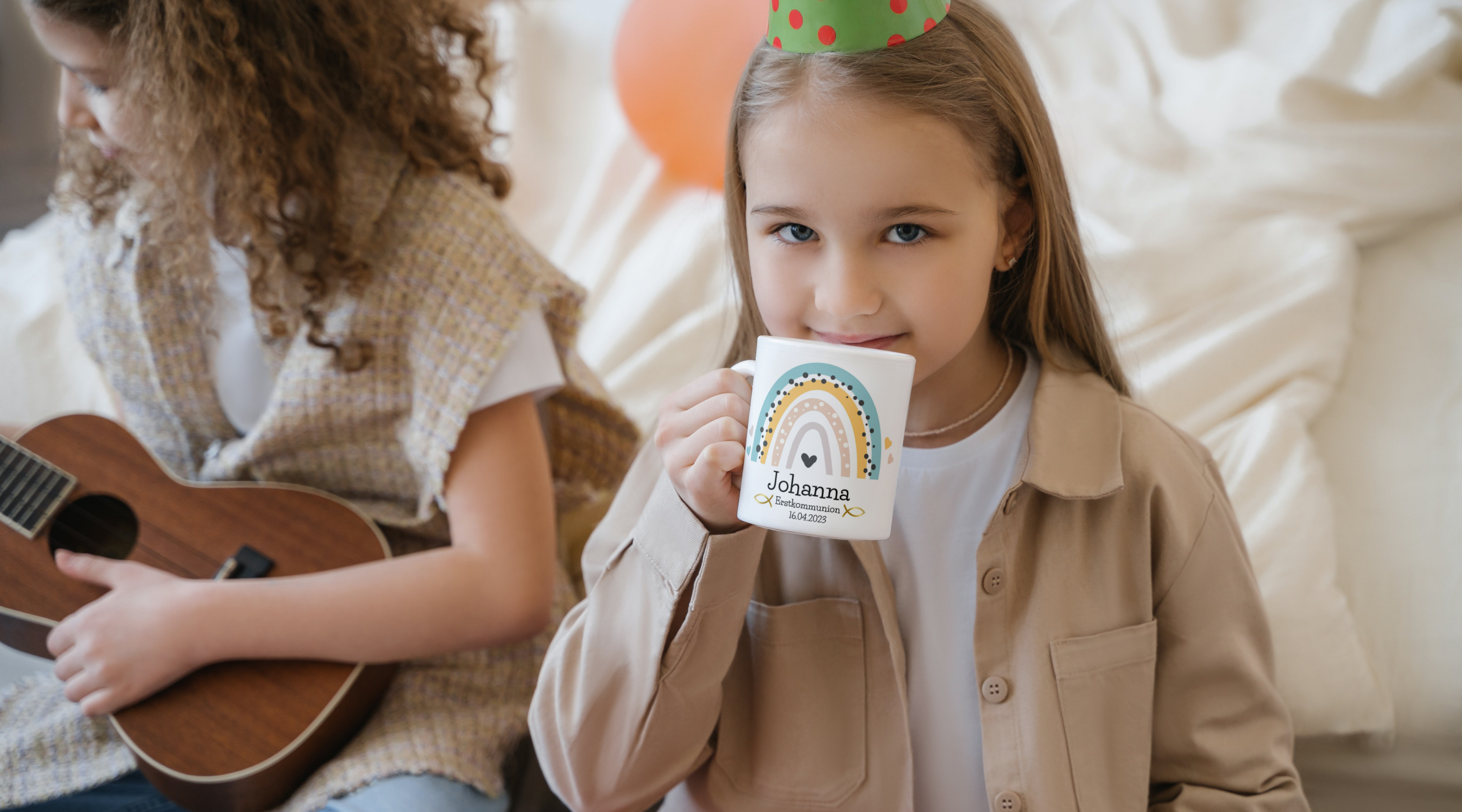 Shopify Banner Mädchen trinkt aus einer personalisierten Keramik Tasse