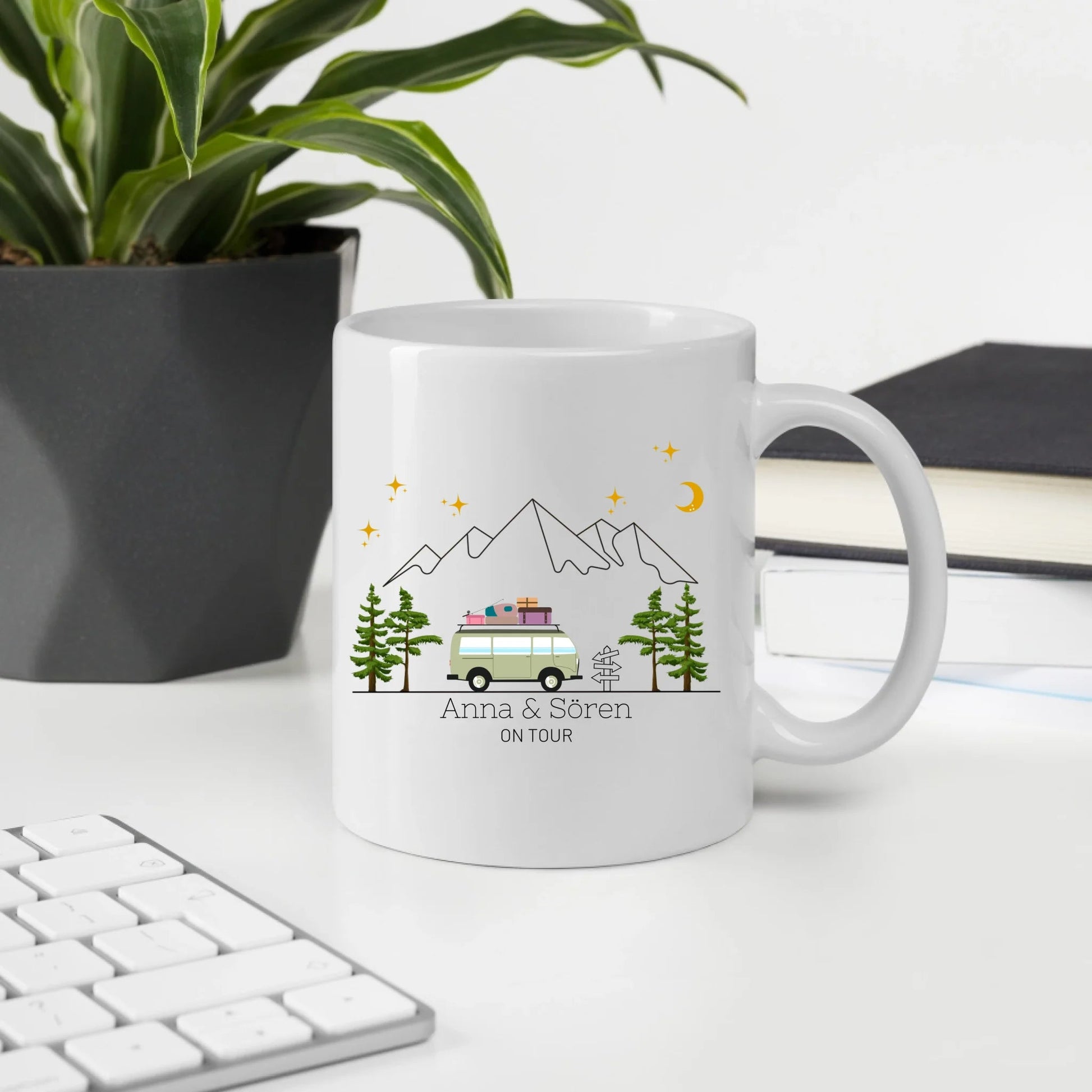 Personalisierte Emaille Camping Tasse "Bunter Reisecamper mit Gepäck" Little Mathilda Little Mathilda Emaille Tasse
