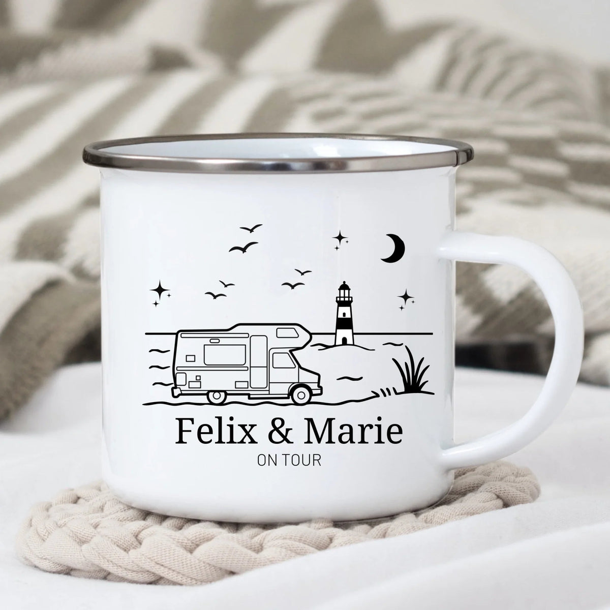 Personalisierte Emaille Camping Tasse mit Namen – Camper am Meer mit Leuchtturm | Geschenk für Camper Little Mathilda Little Mathilda Emaille Tasse