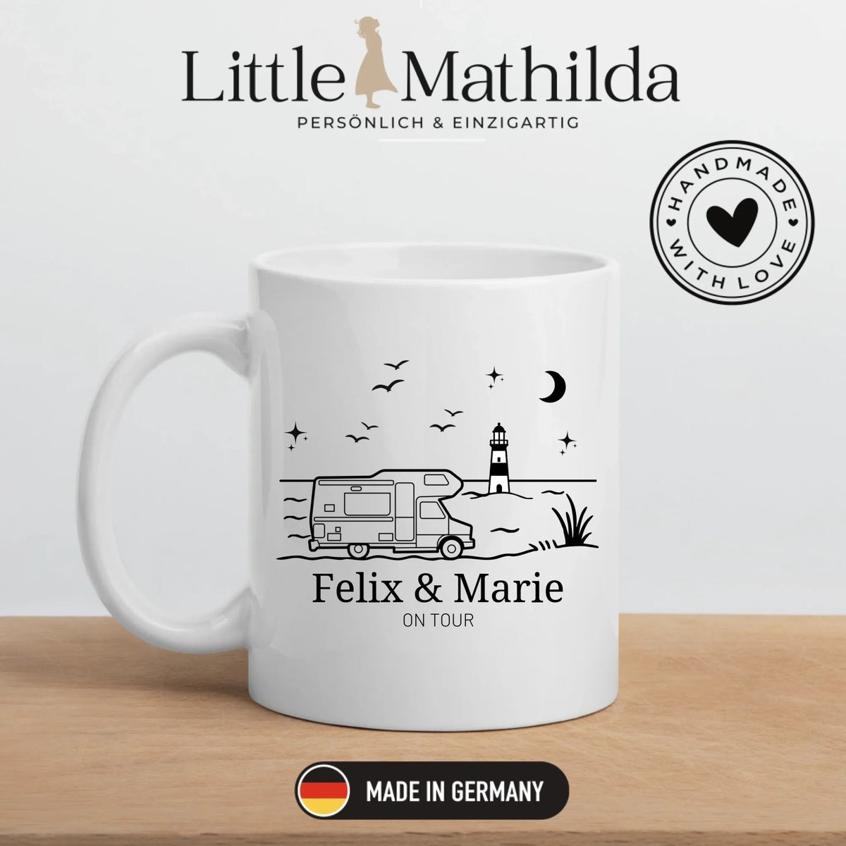 Personalisierte Emaille Camping Tasse mit Namen – Camper am Meer mit Leuchtturm | Geschenk für Camper Little Mathilda Little Mathilda Emaille Tasse