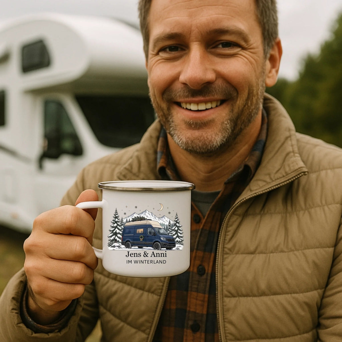 Personalisierte Emaille Camping Tasse mit Namen „Campervan im Winter“ Little Mathilda Little Mathilda Emaille Tasse