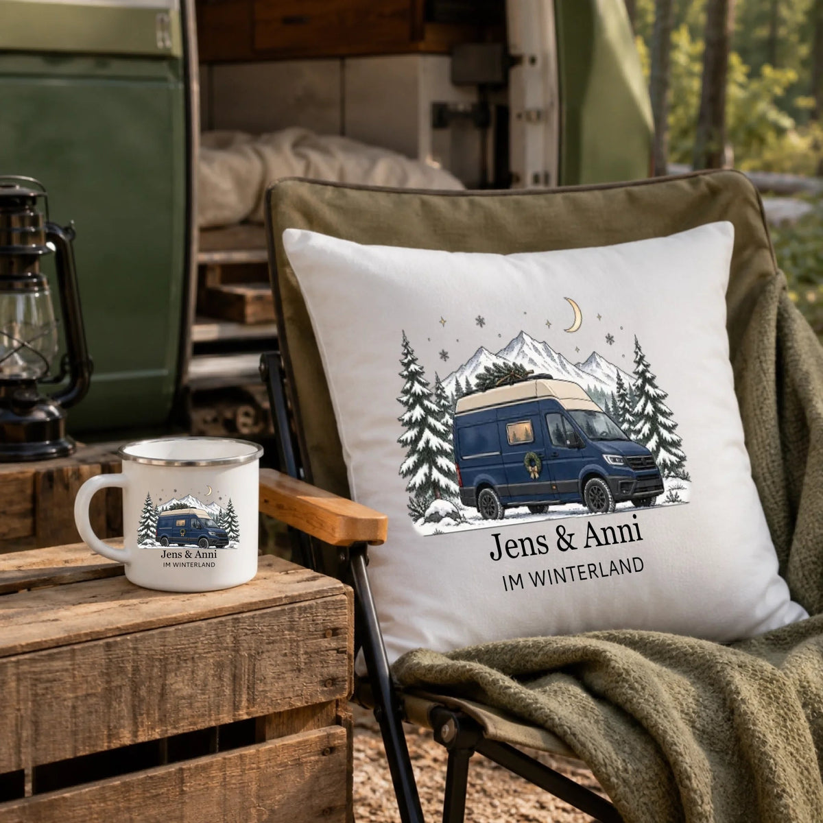 Personalisierte Emaille Camping Tasse mit Namen „Campervan im Winter“ Little Mathilda Little Mathilda Emaille Tasse