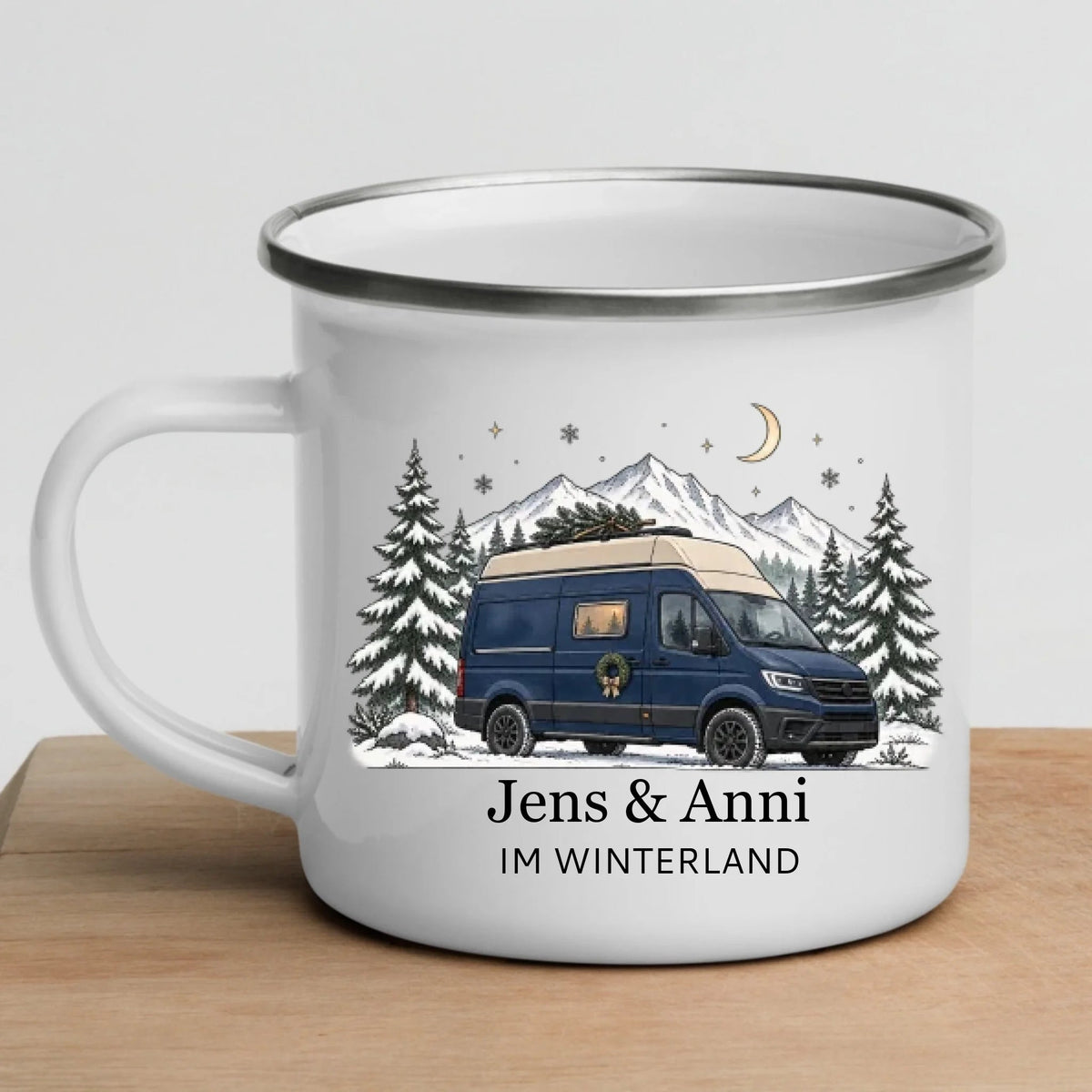Personalisierte Emaille Camping Tasse mit Namen „Campervan im Winter“ Little Mathilda Little Mathilda Emaille Tasse