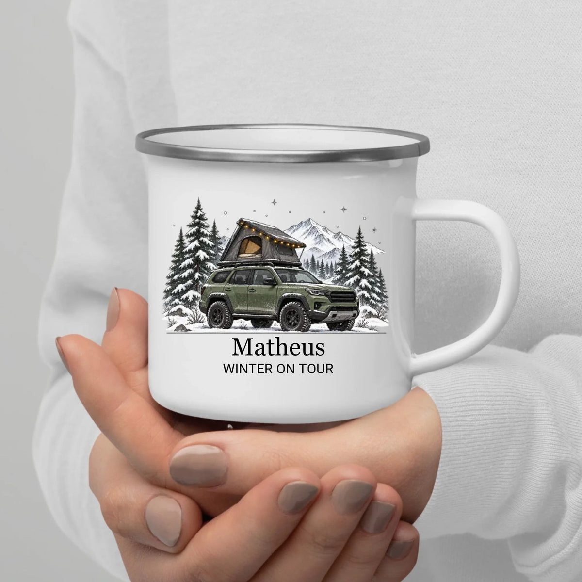Personalisierte Emaille Camping Tasse mit Namen „Offroad Camper im Winter“ Little Mathilda Little Mathilda Emaille Tasse