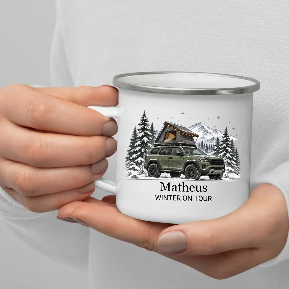 Personalisierte Emaille Camping Tasse mit Namen „Offroad Camper im Winter“ Little Mathilda Little Mathilda Emaille Tasse