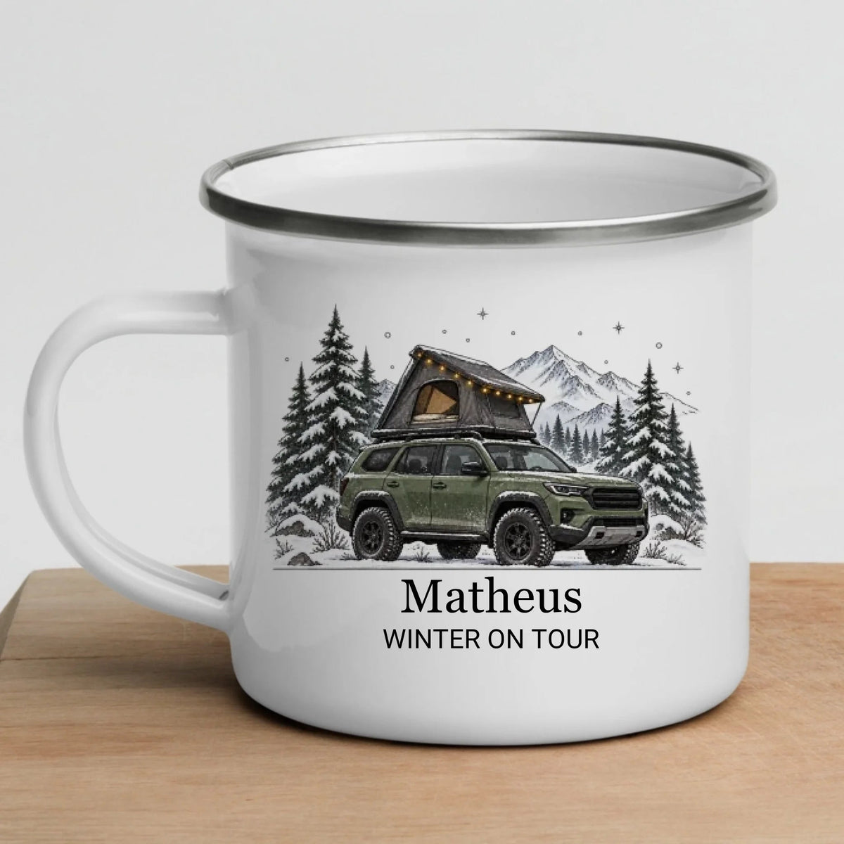 Personalisierte Emaille Camping Tasse mit Namen „Offroad Camper im Winter“ Little Mathilda Little Mathilda Emaille Tasse