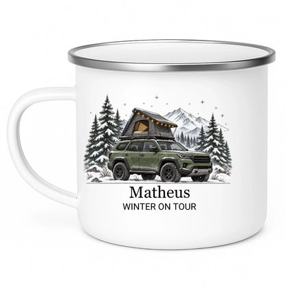 Personalisierte Emaille Camping Tasse mit Namen „Offroad Camper im Winter“ Little Mathilda Little Mathilda Emaille Tasse