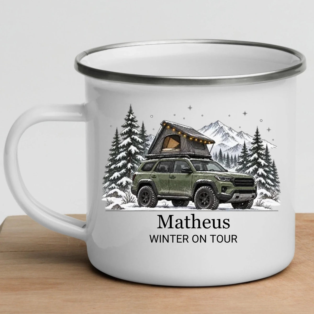 Personalisierte Emaille Camping Tasse mit Namen „Offroad Camper im Winter“ Little Mathilda Little Mathilda Emaille Tasse
