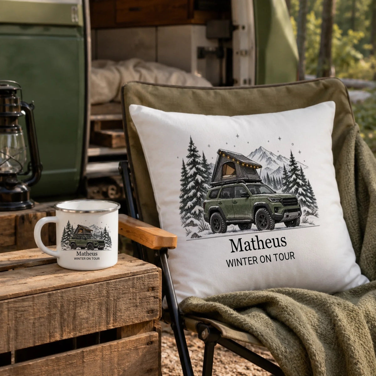 Personalisierte Emaille Camping Tasse mit Namen „Offroad Camper im Winter“ Little Mathilda Little Mathilda Emaille Tasse