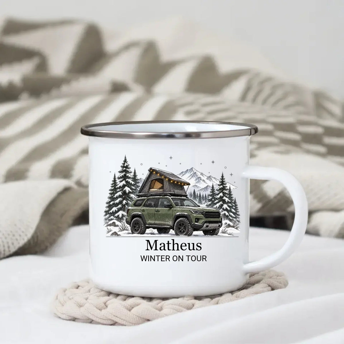 Personalisierte Emaille Camping Tasse mit Namen „Offroad Camper im Winter“ Little Mathilda Little Mathilda Emaille Tasse