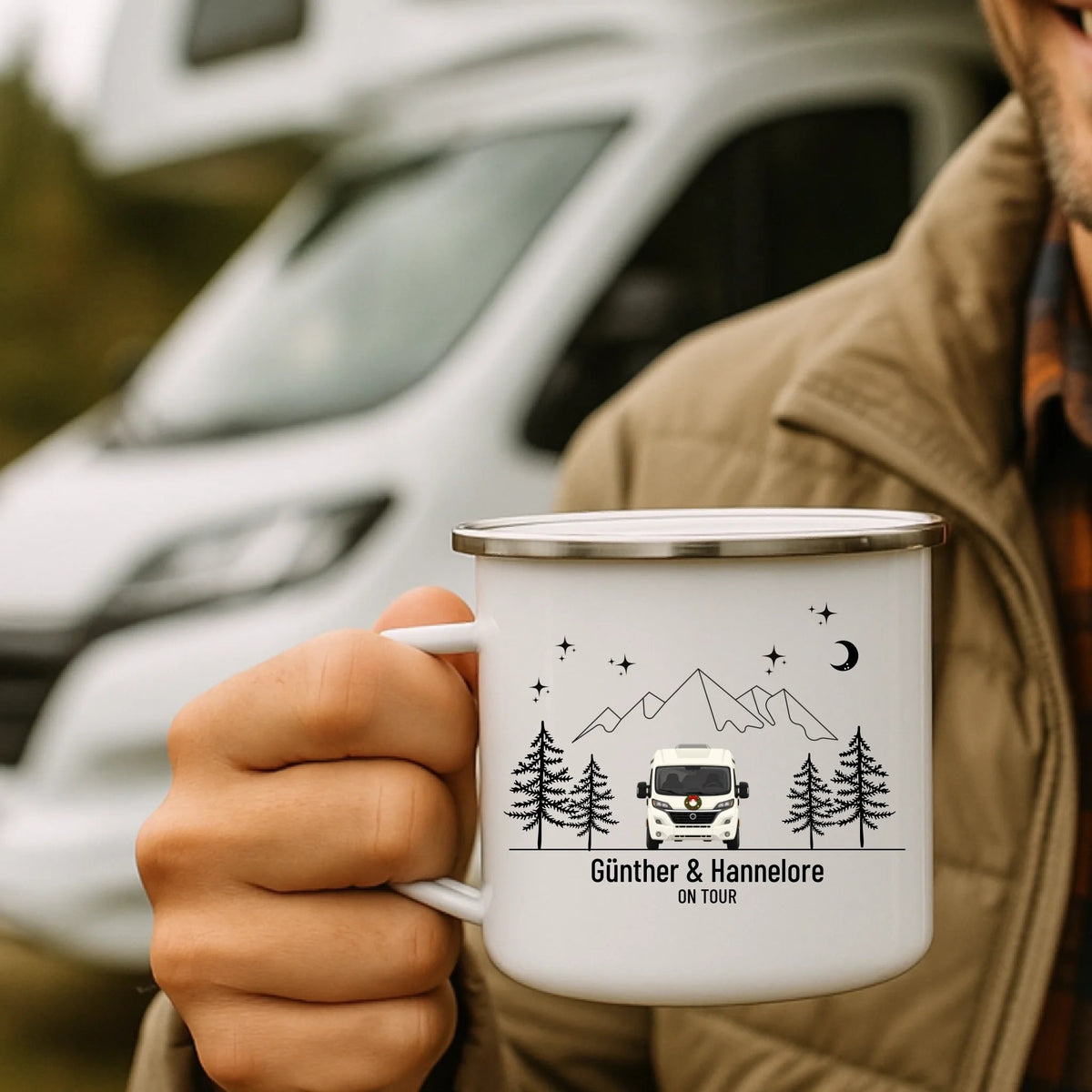 Personalisierte Emaille Camping Tasse mit Namen „Wohnmobil und Wohnwagen im Winter“ Little Mathilda Little Mathilda Emaille Tasse