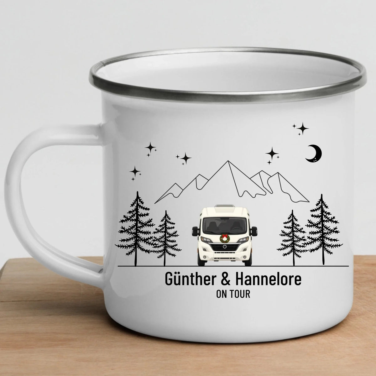 Personalisierte Emaille Camping Tasse mit Namen „Wohnmobil und Wohnwagen im Winter“ Little Mathilda Little Mathilda Emaille Tasse