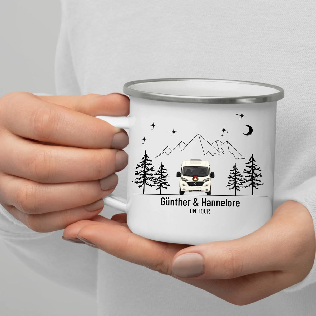 Personalisierte Emaille Camping Tasse mit Namen „Wohnmobil und Wohnwagen im Winter“ Little Mathilda Little Mathilda Emaille Tasse
