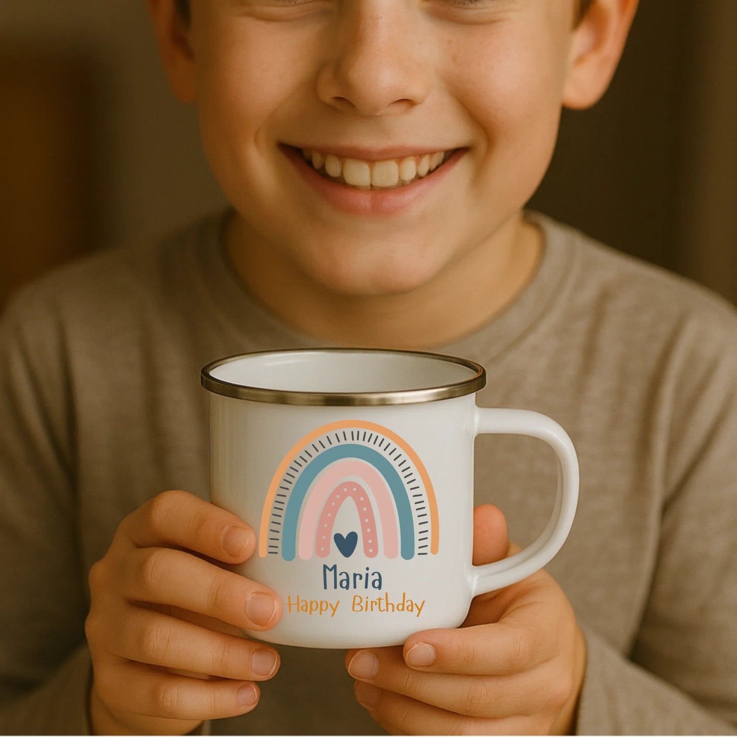 Kind hält weiße Emaille Kindertasse mit silbernem Rand – personalisierte Tasse mit Namen und süßem Motiv
