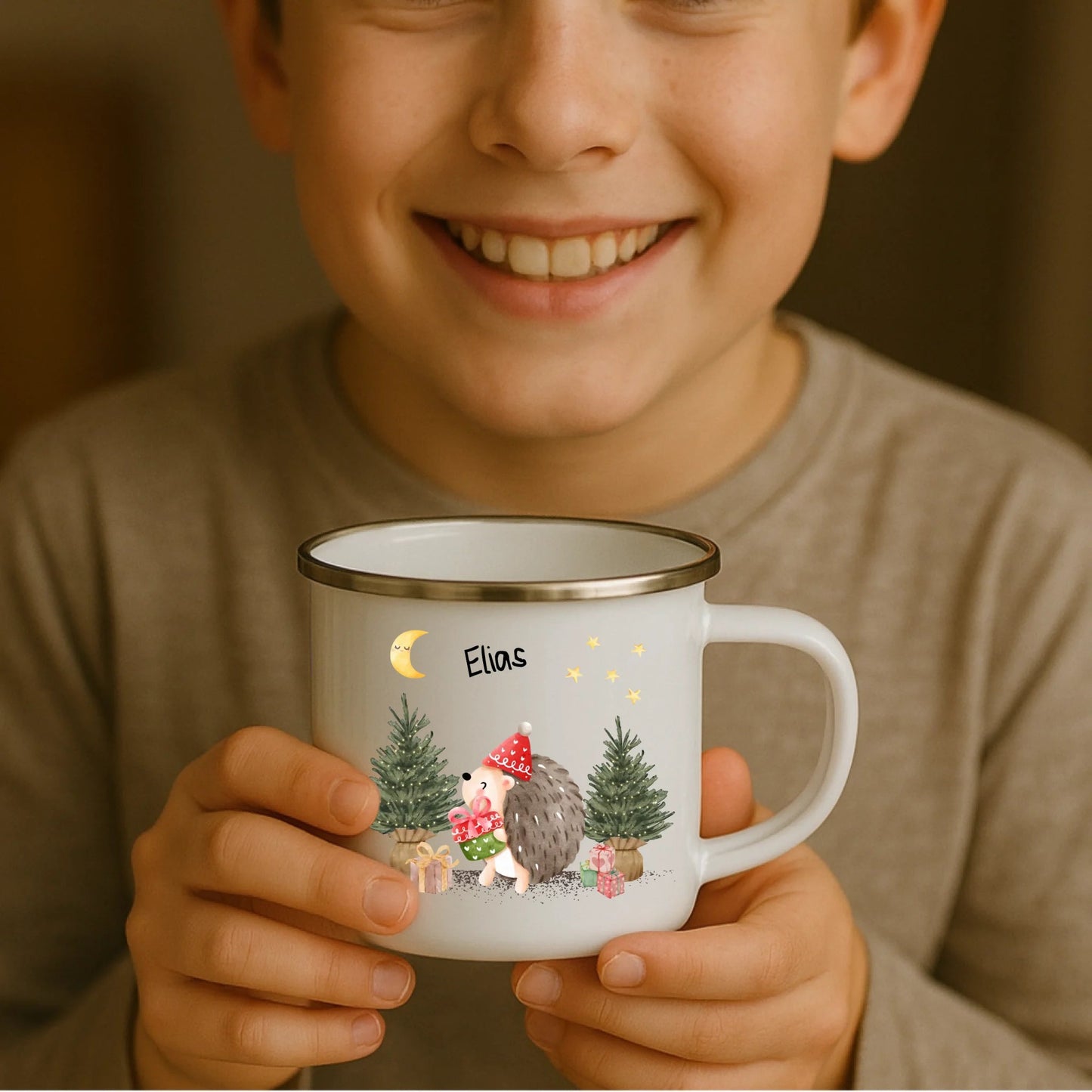 Kind hält weiße Emaille Kindertasse mit silbernem Rand – personalisierte Tasse mit Namen und süßem Motiv
