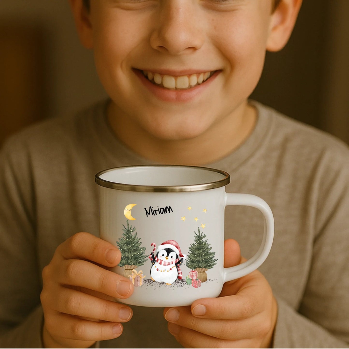 Kind hält weiße Emaille Kindertasse mit silbernem Rand – personalisierte Tasse mit Namen und süßem Motiv