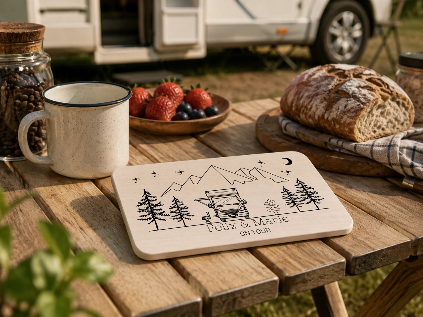 Personalisiertes Frühstücksbrett Camper mit Namen und Gravur aus Buchenholz Little Mathilda Little Mathilda Frühstücksbrett