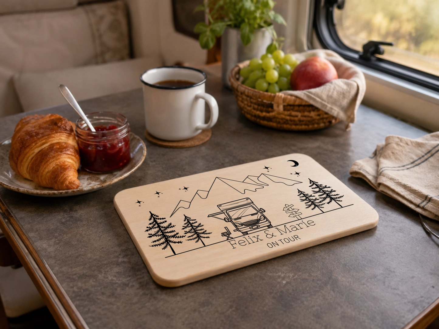 Personalisiertes Frühstücksbrett Camper mit Namen und Gravur aus Buchenholz Little Mathilda Little Mathilda Frühstücksbrett