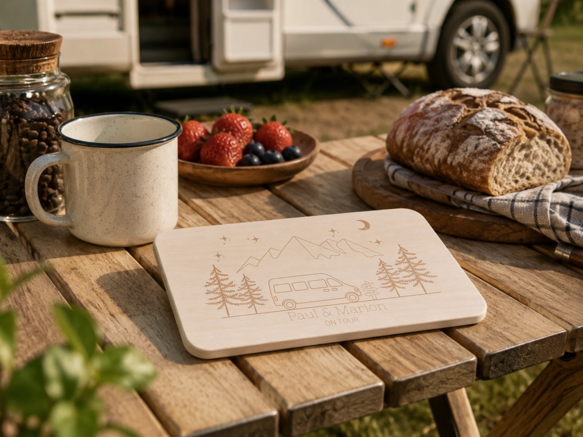 Personalisiertes Frühstücksbrett für Camper "Camper Van" mit Namen und Gravur aus 100% Buchenholz Little Mathilda Little Mathilda Frühstücksbrett