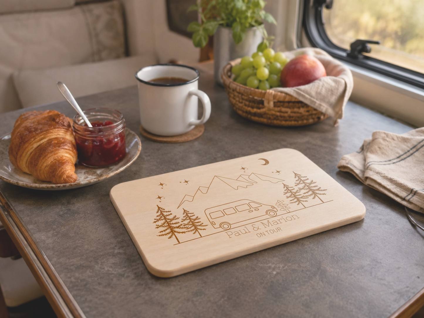 Personalisiertes Frühstücksbrett für Camper "Camper Van" mit Namen und Gravur aus 100% Buchenholz Little Mathilda Little Mathilda Frühstücksbrett