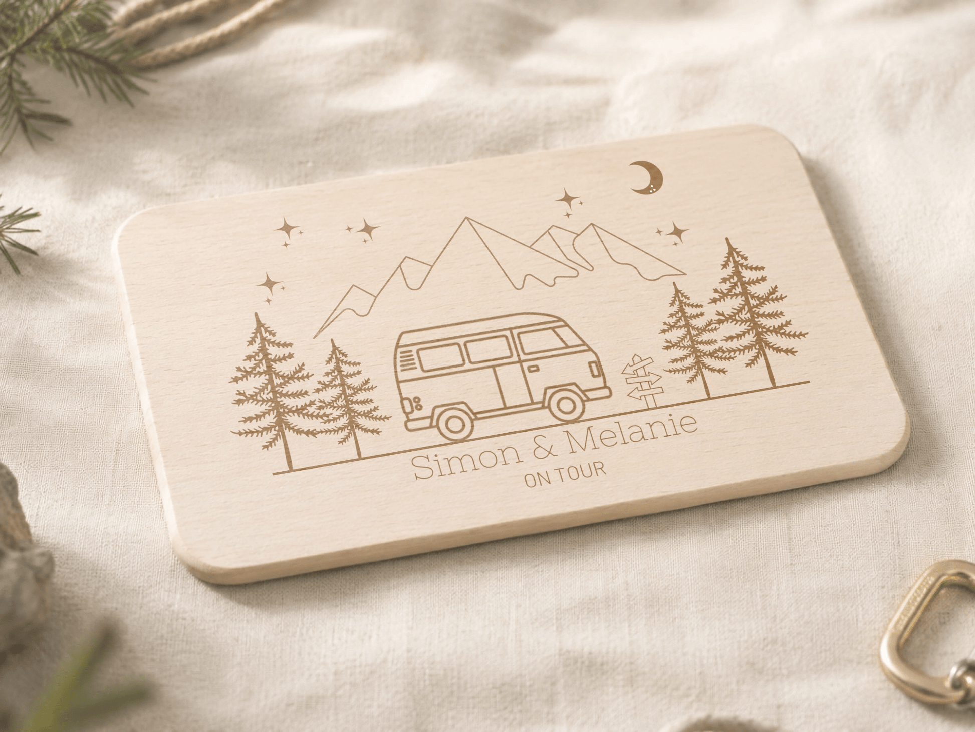 Personalisiertes Frühstücksbrett für Camper "Kleiner Camping-Bus" mit Namen und Gravur aus 100% Buchenholz Little Mathilda Little Mathilda Frühstücksbrett