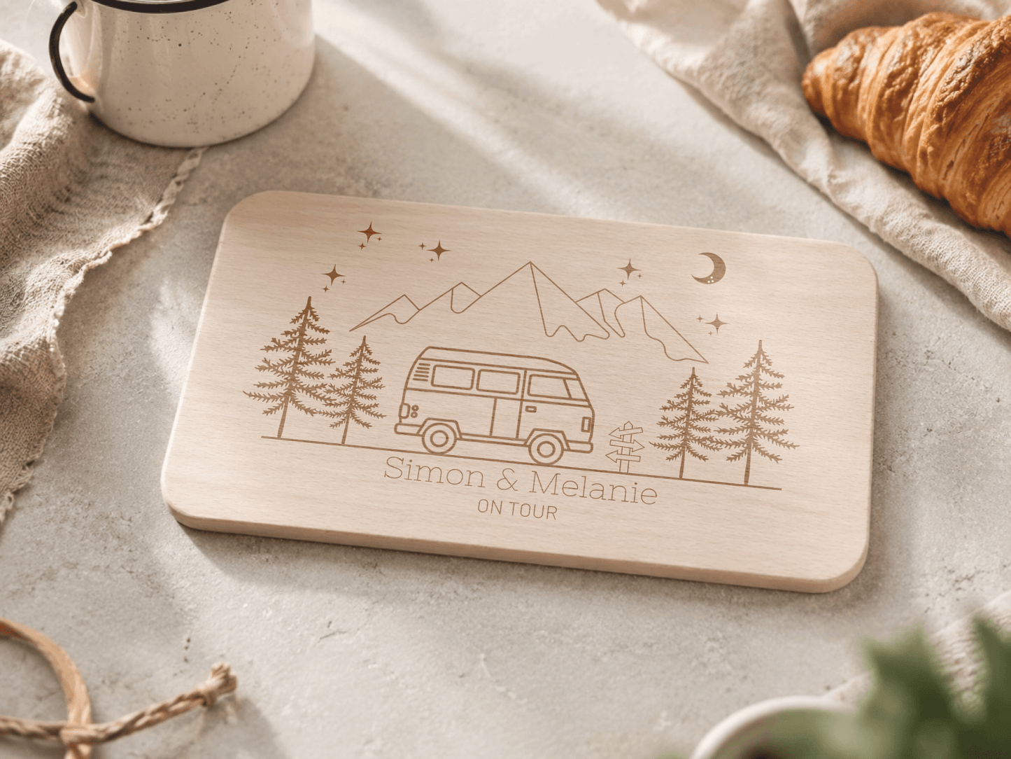 Personalisiertes Frühstücksbrett für Camper "Kleiner Camping-Bus" mit Namen und Gravur aus 100% Buchenholz Little Mathilda Little Mathilda Frühstücksbrett