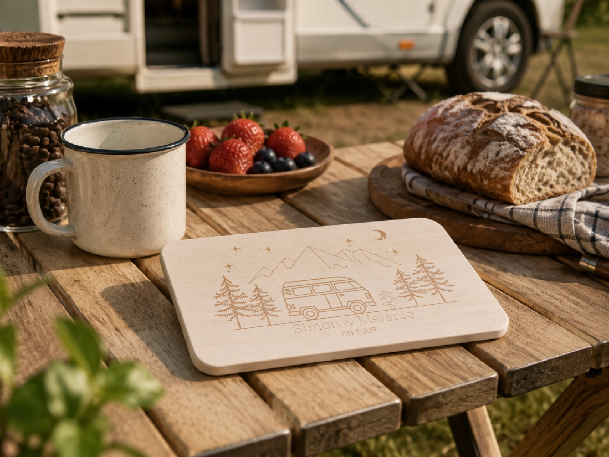 Personalisiertes Frühstücksbrett für Camper "Kleiner Camping-Bus" mit Namen und Gravur aus 100% Buchenholz Little Mathilda Little Mathilda Frühstücksbrett