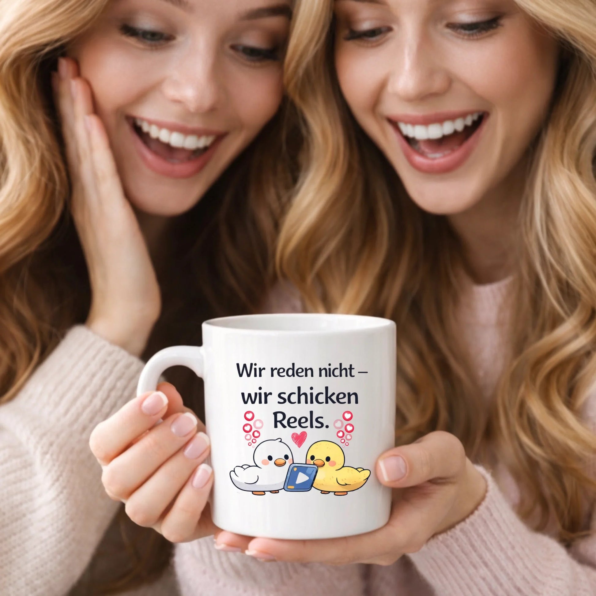 Kaffeetasse Tasse mit Spruch: Wir reden nicht, wir schicken Reels Little Mathilda Little Mathilda Keramik Tasse