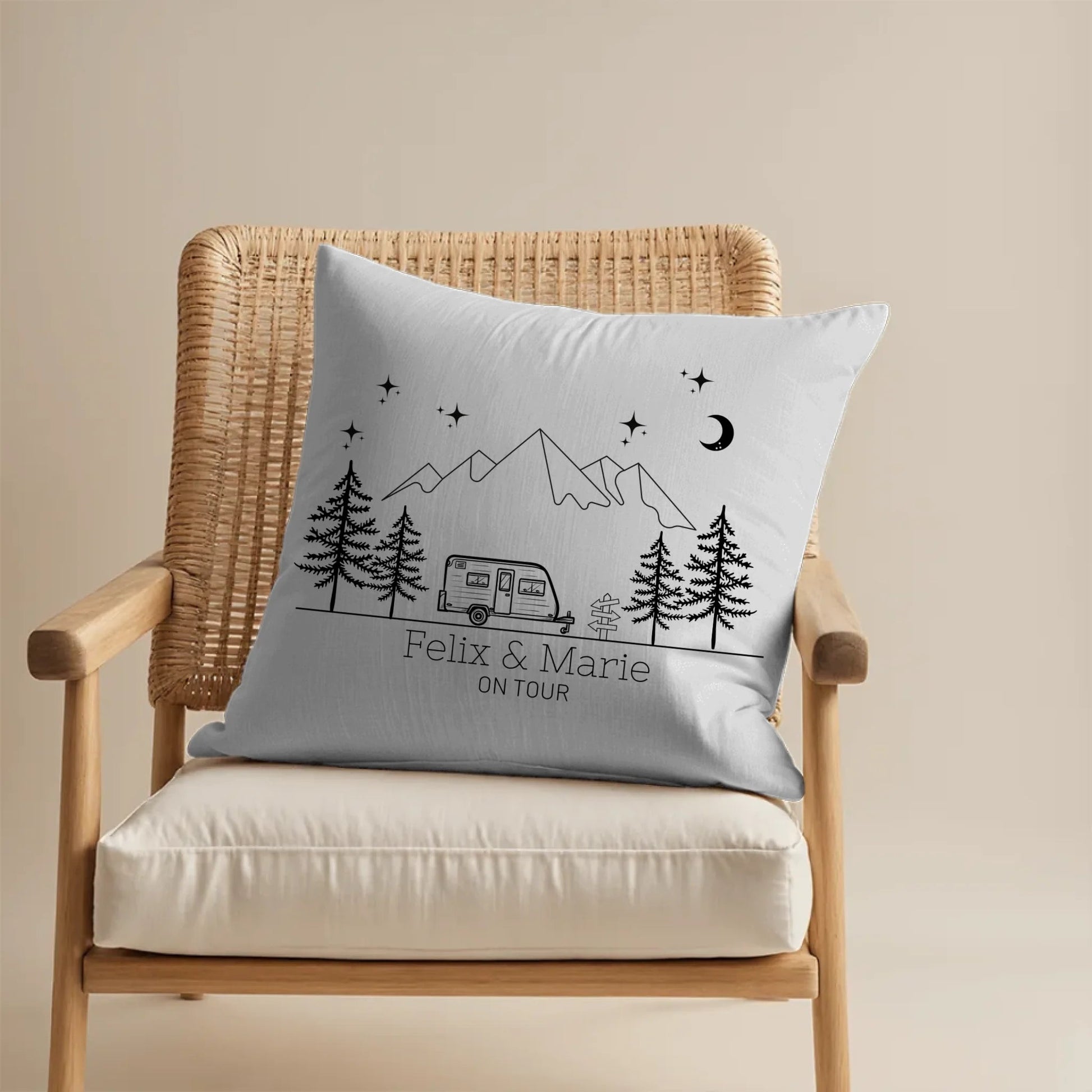 Personalisiertes Wohnwagen-Kissen mit Namen – Camping-Motiv – Baumwolle Little Mathilda Little Mathilda Kissen