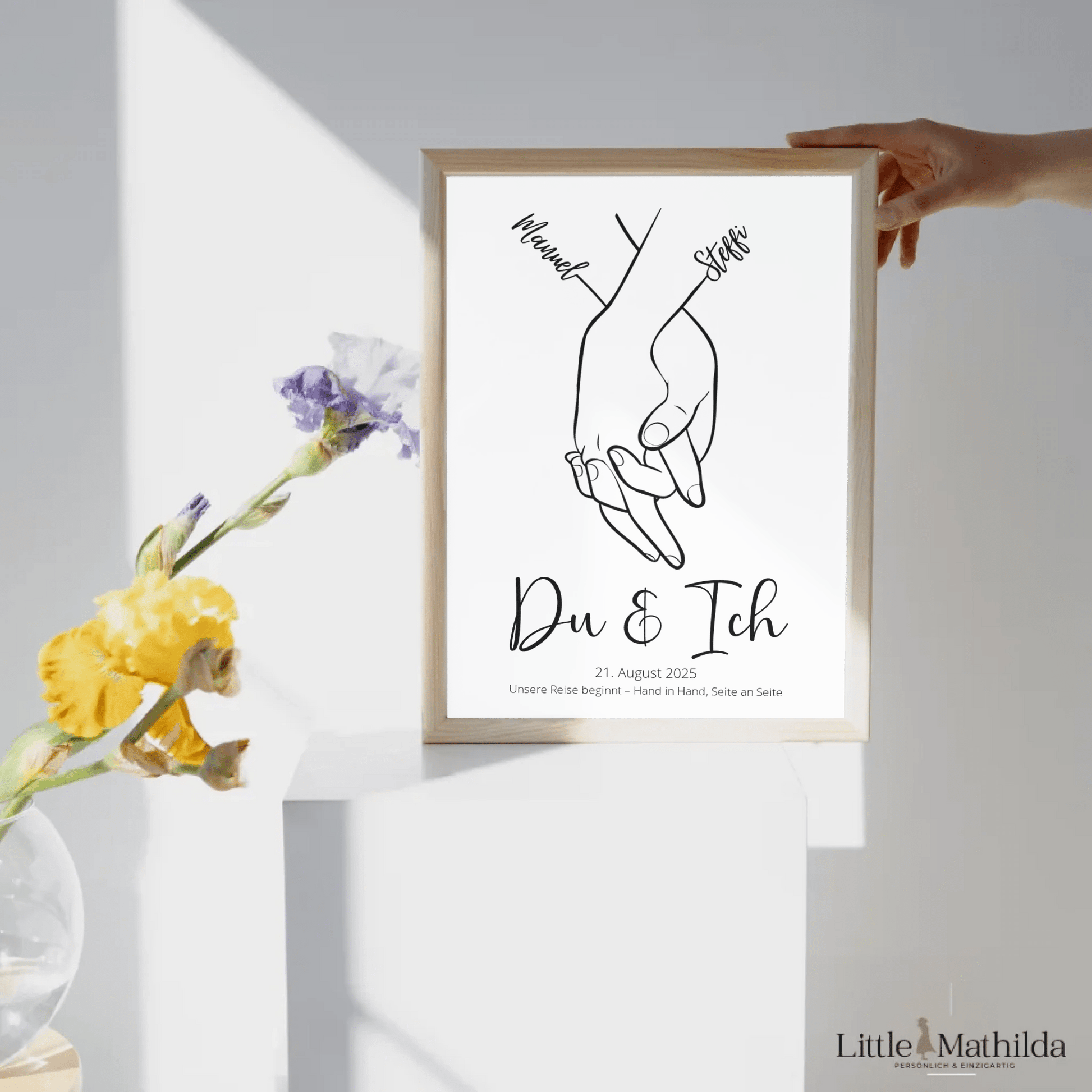 Hochzeitsgeschenk personalisiert – stilvolles Poster mit Händen, Namen des Brautpaares und Hochzeitsdatum