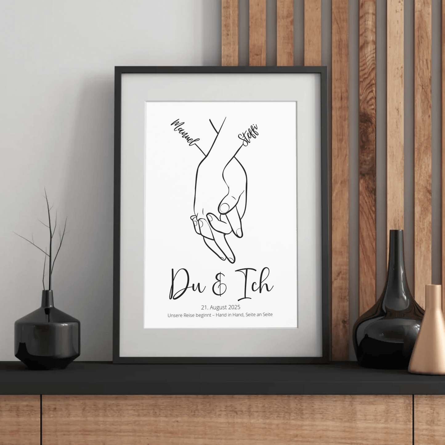 Individuelles Paarposter mit Hand in Hand Illustration und Namen – liebevolles Hochzeitsgeschenk für Brautpaare