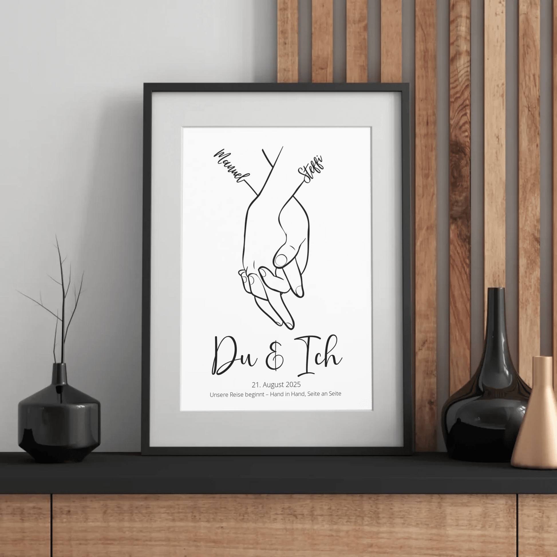 Individuelles Paarposter mit Hand in Hand Illustration und Namen – liebevolles Hochzeitsgeschenk für Brautpaare