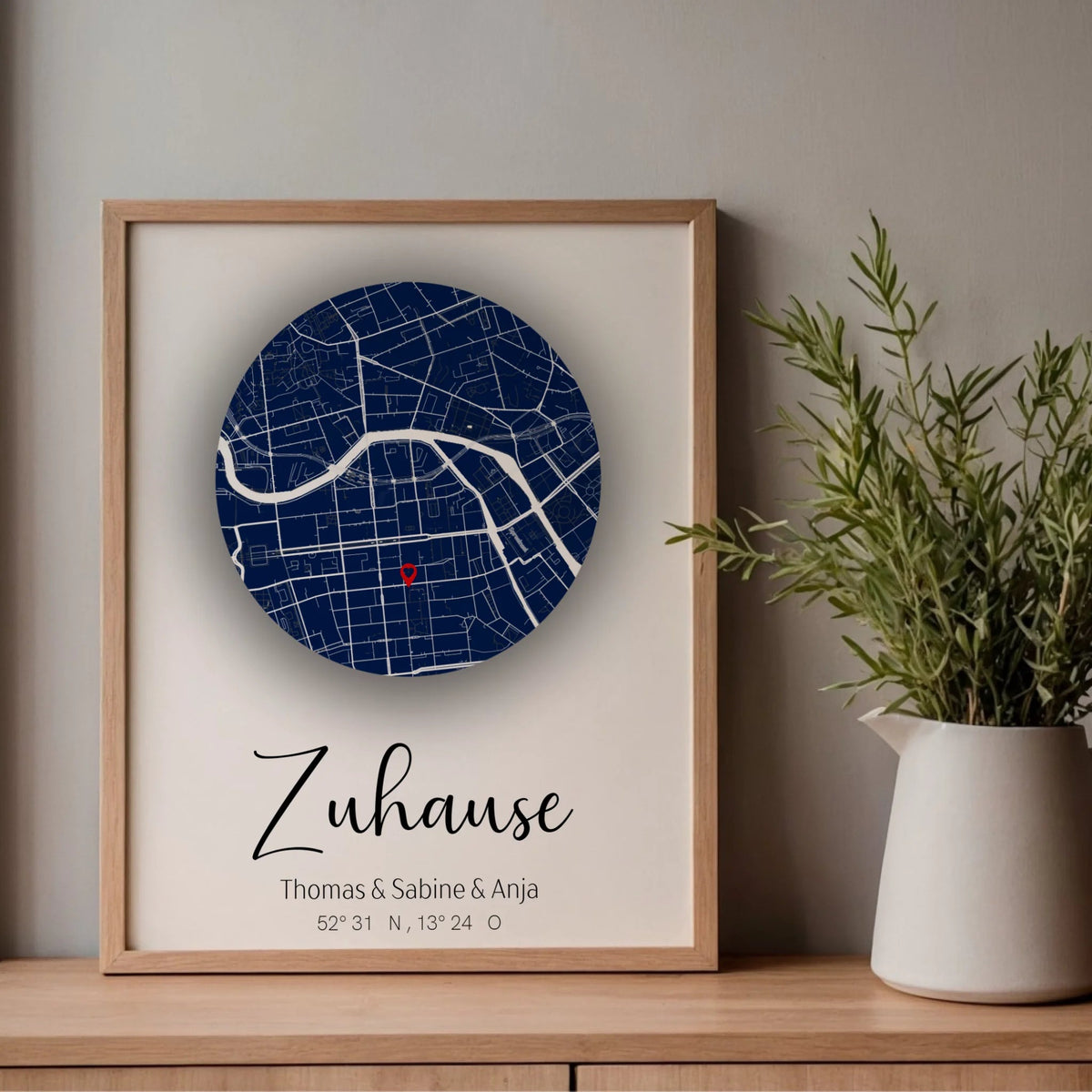 Personalisiertes Stadtkartenposter „Zuhause“ – Runde Karte in Dunkelblau mit Namen & Koordinaten | Familienposter Little Mathilda Little Mathilda Poster